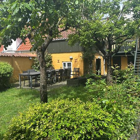 Апартаменты Vidunderligt Hus M/Egen Gardhave - Midt I Centrum Ольборг Экстерьер фото