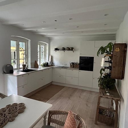 Апартаменты Vidunderligt Hus M/Egen Gardhave - Midt I Centrum Ольборг Экстерьер фото