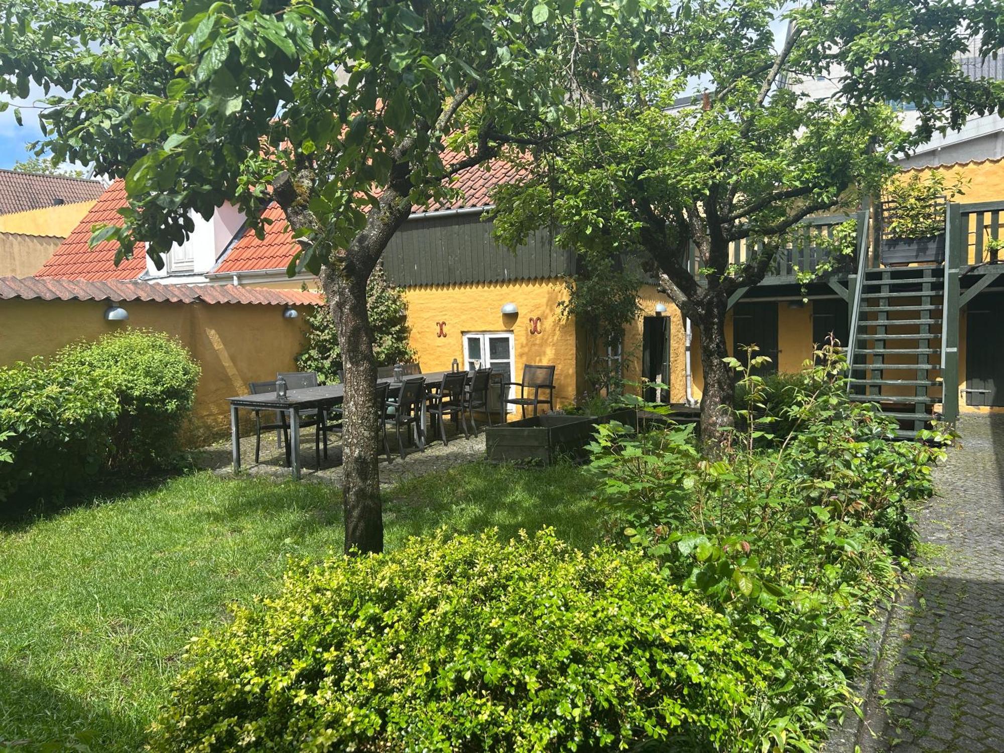 Апартаменты Vidunderligt Hus M/Egen Gardhave - Midt I Centrum Ольборг Экстерьер фото